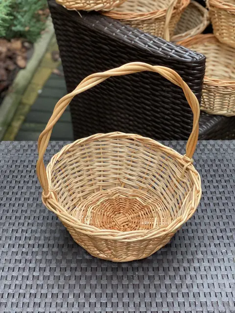 Proutěný košík na dárky a floristiku – ruční výroba