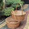 Proutěný dárkový koš s vysokou rukojetí – ruční výroba
