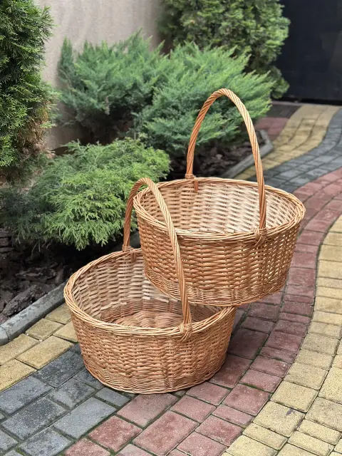 Proutěný dárkový koš s vysokou rukojetí – ruční výroba