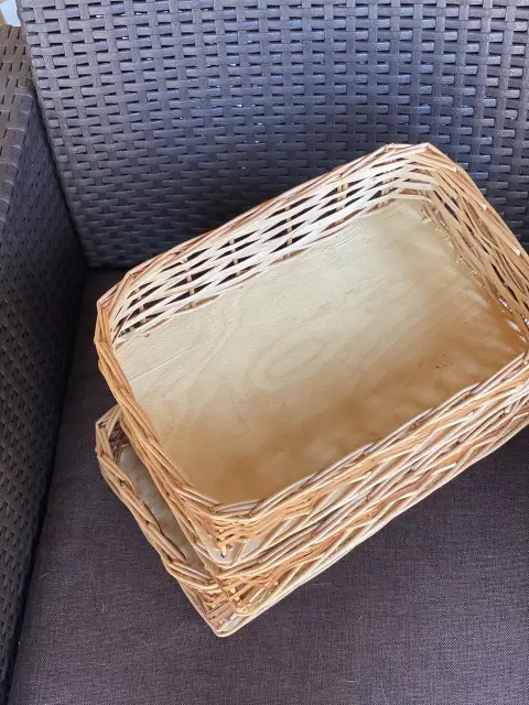 IMG_2884 Proutěná prodejní bedýnka 25 × 25 cm – koš na ovoce a pečivo
